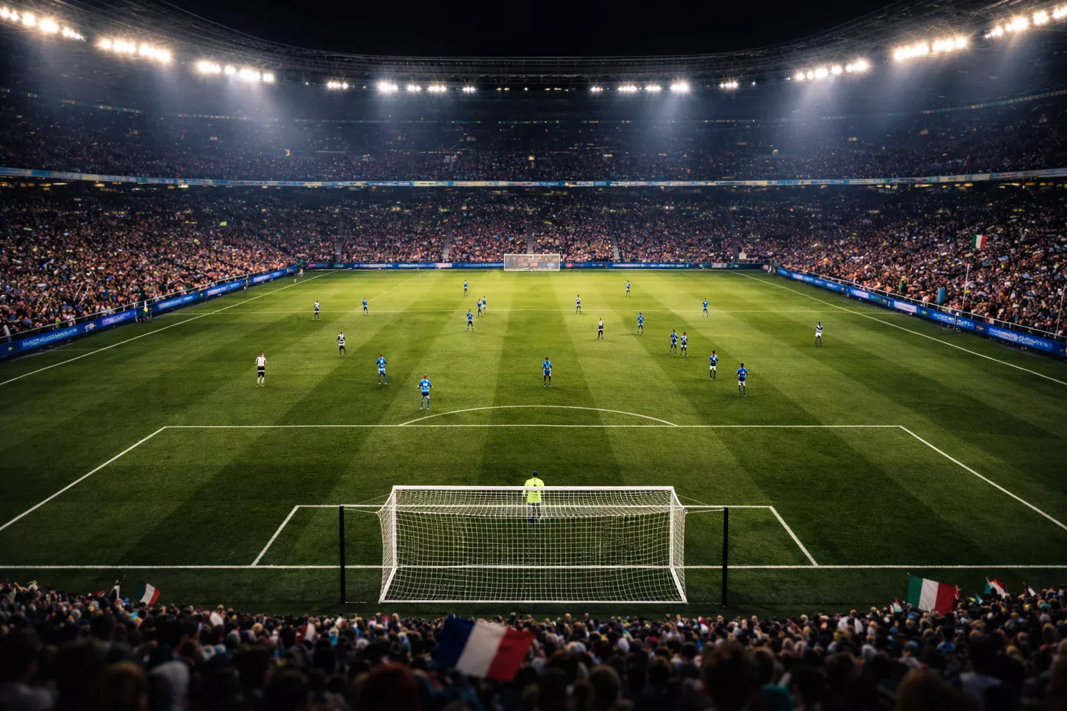 Estadio de fútbol italiano iluminado durante un partido nocturno de la Serie A